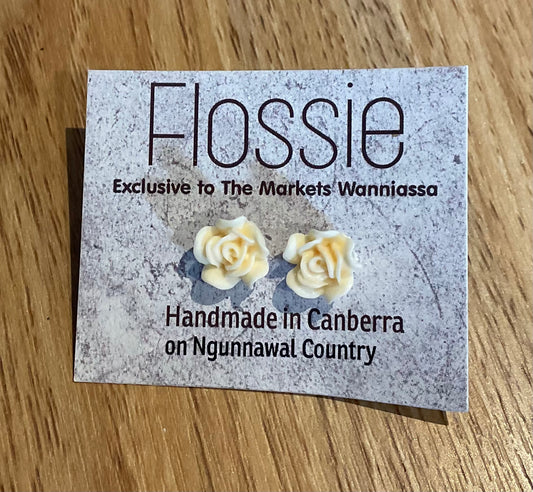 *Earrings Cream Flower Studs