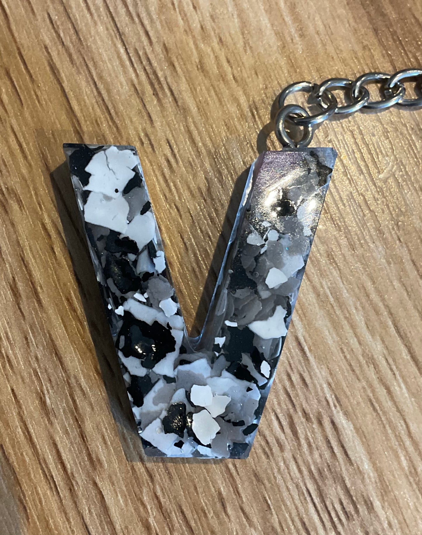 *Keychain Resin Letter V