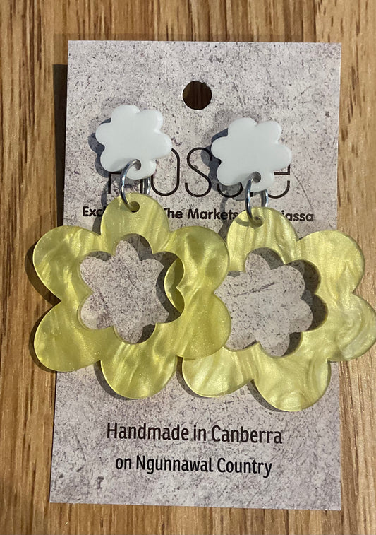 *Earrings Acrylic Yellow Pearl Flower Dangles