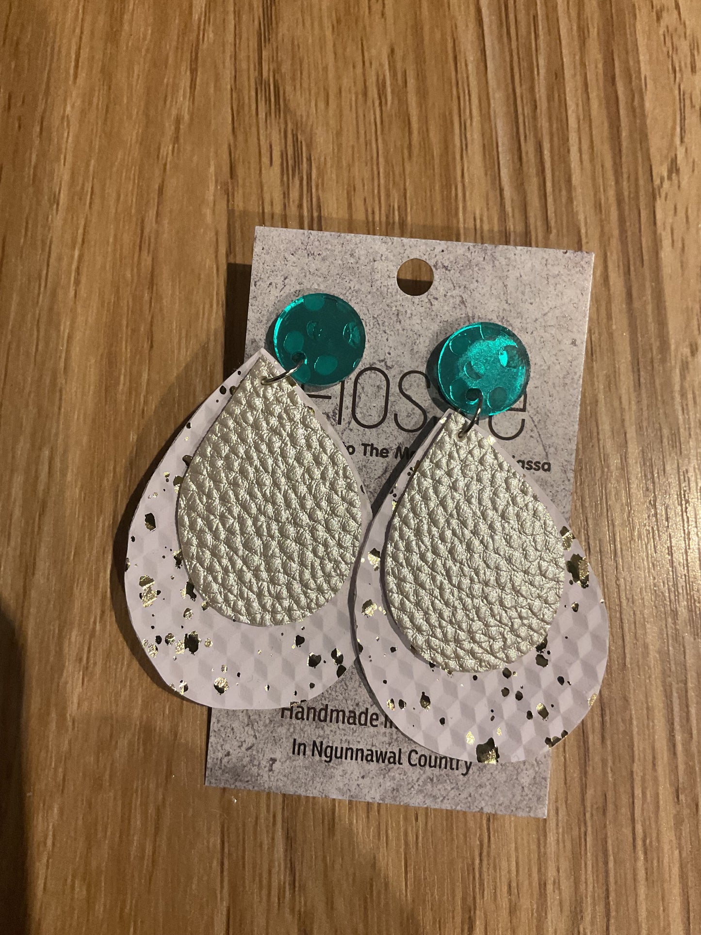 *Earrings White And Gold Dangles