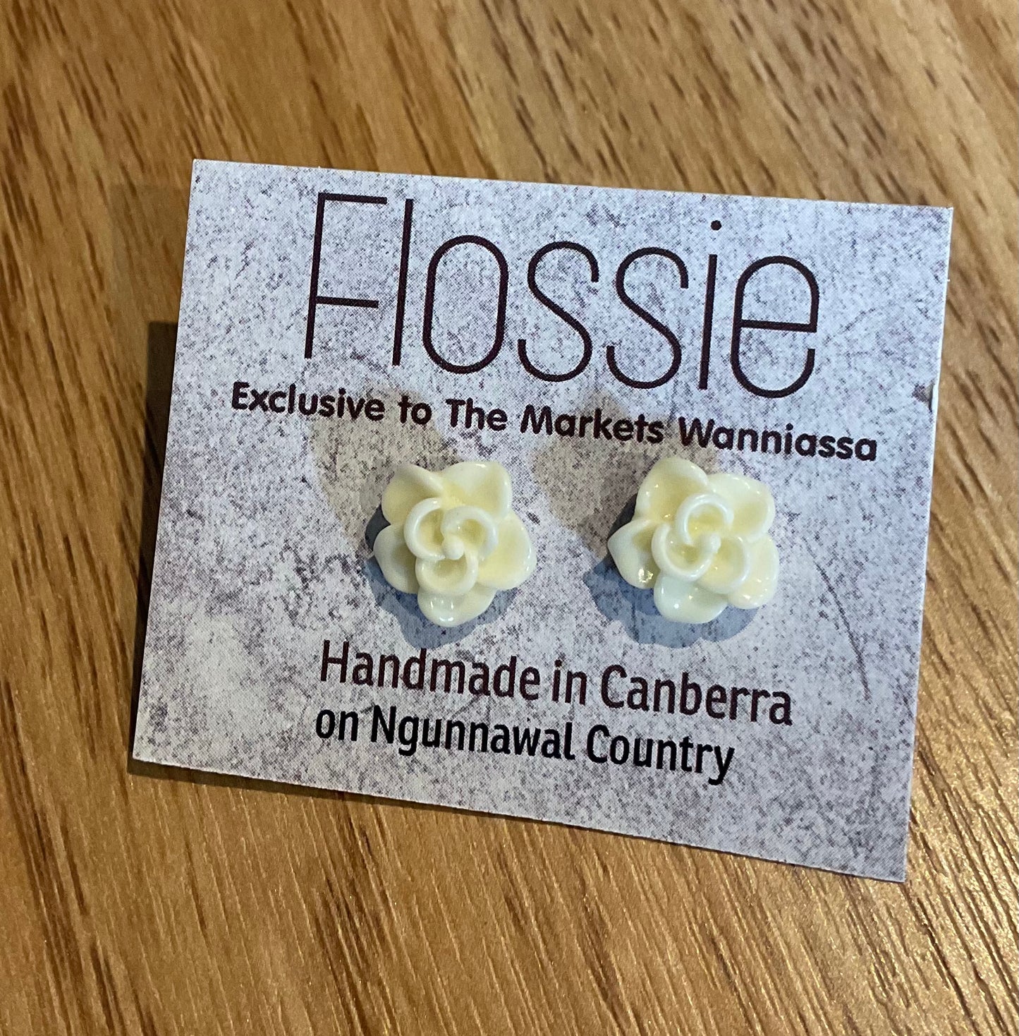 *Earrings Cream Flower Studs