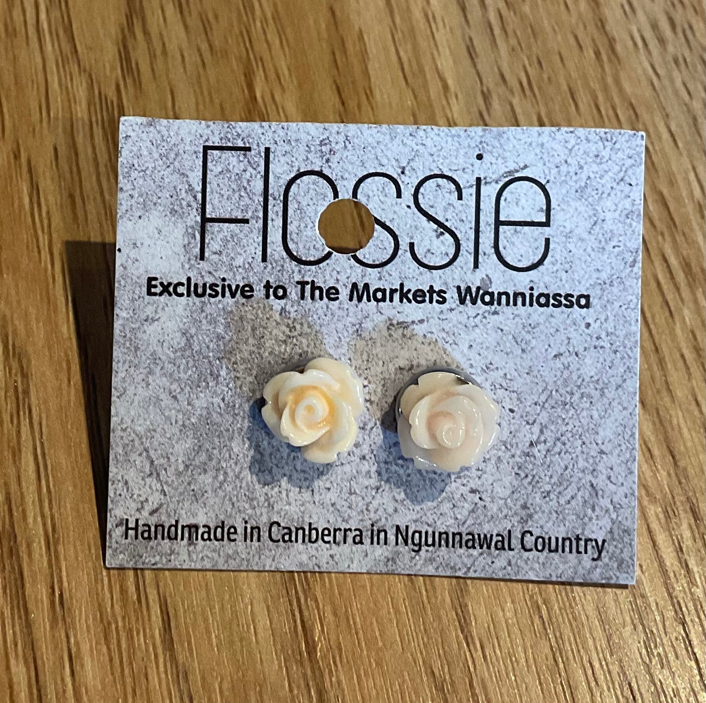 *Earrings Cream Flower Studs