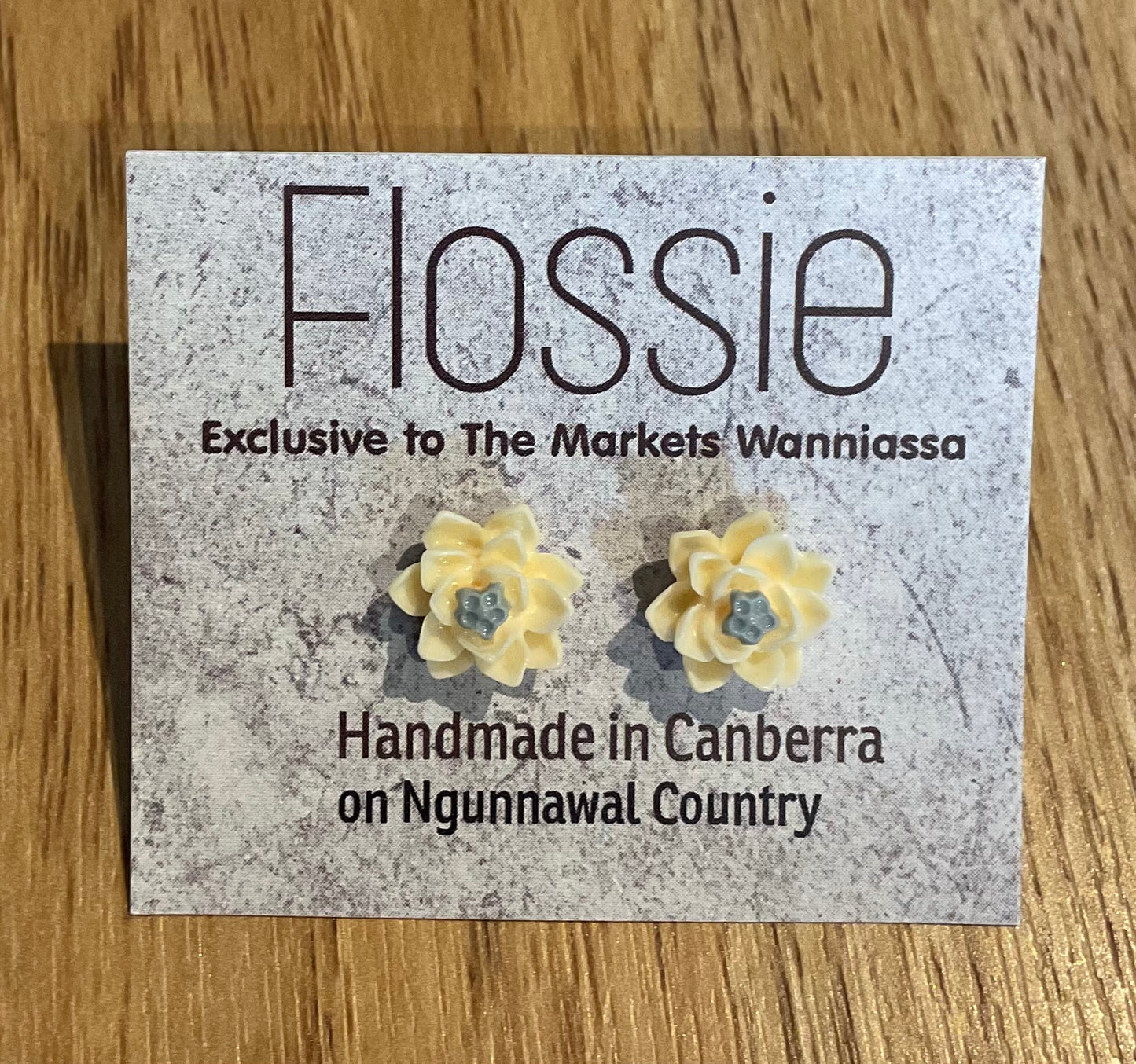 *Earrings Cream Flower Studs