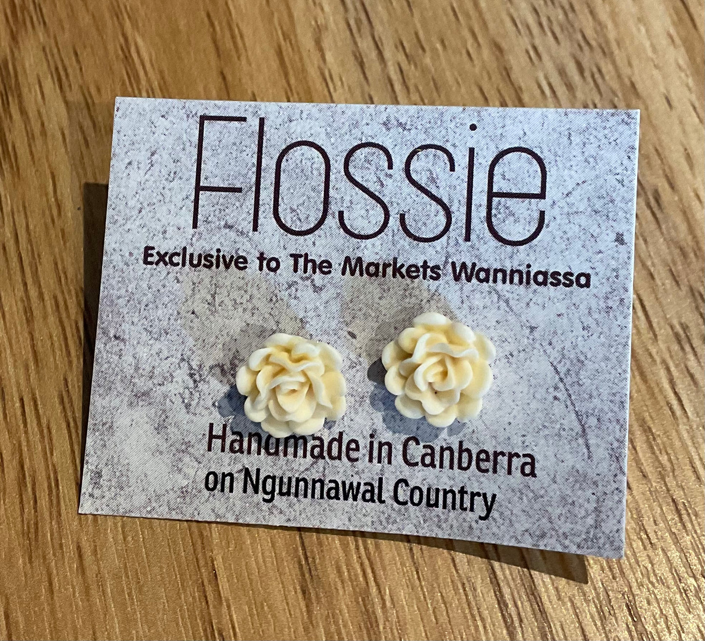 *Earrings Cream Flower Studs